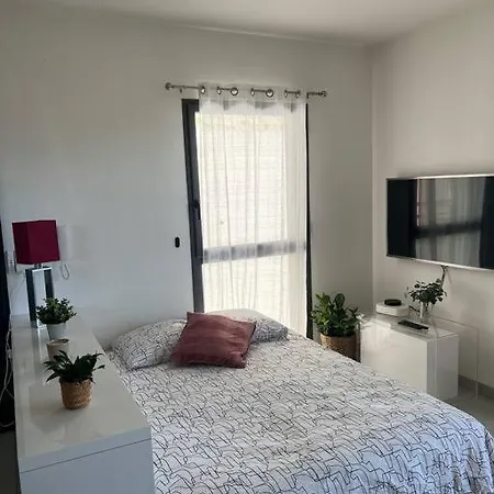 Tres Joli 2 Pieces Calme Ensoleille Avec Piscine * Nice