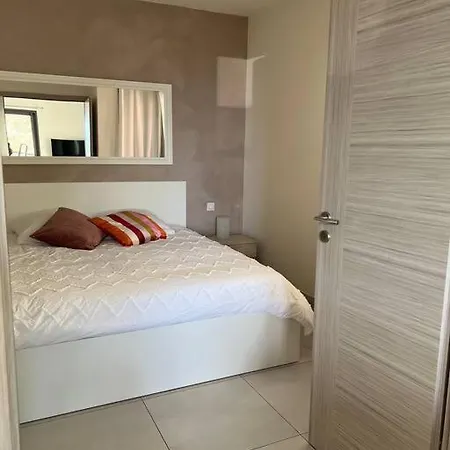 Tres Joli 2 Pieces Calme Ensoleille Avec Piscine Appartement *