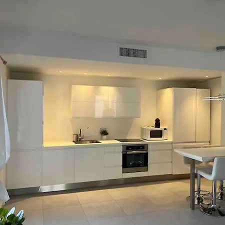 Tres Joli 2 Pieces Calme Ensoleille Avec Piscine Appartement