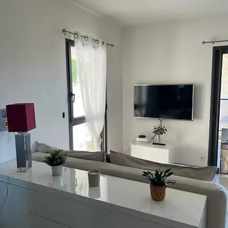 Tres Joli 2 Pieces Calme Ensoleille Avec Piscine Appartement *