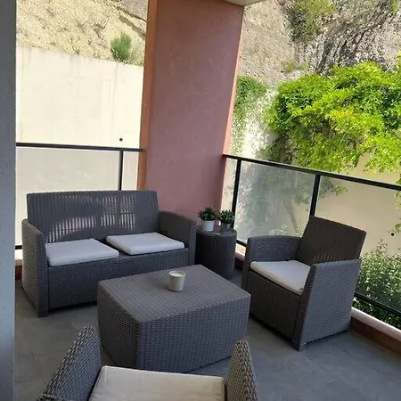 Appartement Tres Joli 2 Pieces Calme Ensoleille Avec Piscine