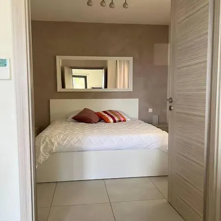 Appartement Tres Joli 2 Pieces Calme Ensoleille Avec Piscine