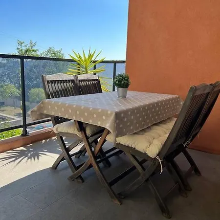 Appartement Tres Joli 2 Pieces Calme Ensoleille Avec Piscine